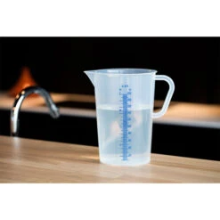 Becher Gradue - 2000 Ml Graduation Bleue En Relief - MEJ-2000-991 - Linum -Materiel Horeca Magasin becher gradue 2000 ml graduation bleue en relief mej 2000 991 linum 2