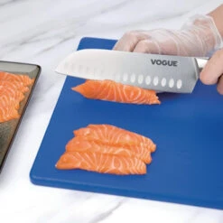 Couteau Santoku Vogue Soft Grip 180mm - Polyvalence En Cuisine - Réf. GD759 - Vogue 7 Couteau Santoku Vogue Soft Grip 180mm - Polyvalence En Cuisine - Réf. GD759 - Vogue -Materiel Horeca Magasin couteau santoku vogue soft grip 180mm 1