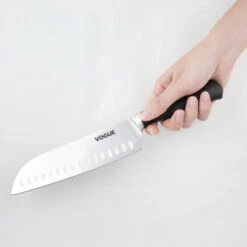 Couteau Santoku Vogue Soft Grip 180mm - Polyvalence En Cuisine - Réf. GD759 - Vogue 8 Couteau Santoku Vogue Soft Grip 180mm - Polyvalence En Cuisine - Réf. GD759 - Vogue -Materiel Horeca Magasin couteau santoku vogue soft grip 180mm 2
